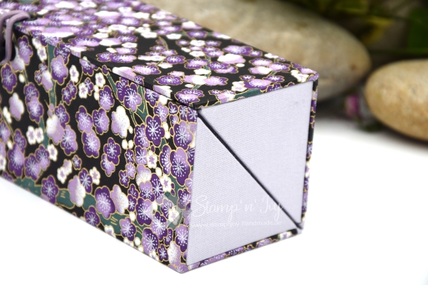 Dreiecks-Klappschachtel ca. 22,0x7,3x7,3cm (Size M) | Einband Japanpapier Chiyogami Blüten floral | flieder lila | Art. Nr. 97040404